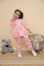 Side profile of mother and daughter wearing matching co-ord sets.